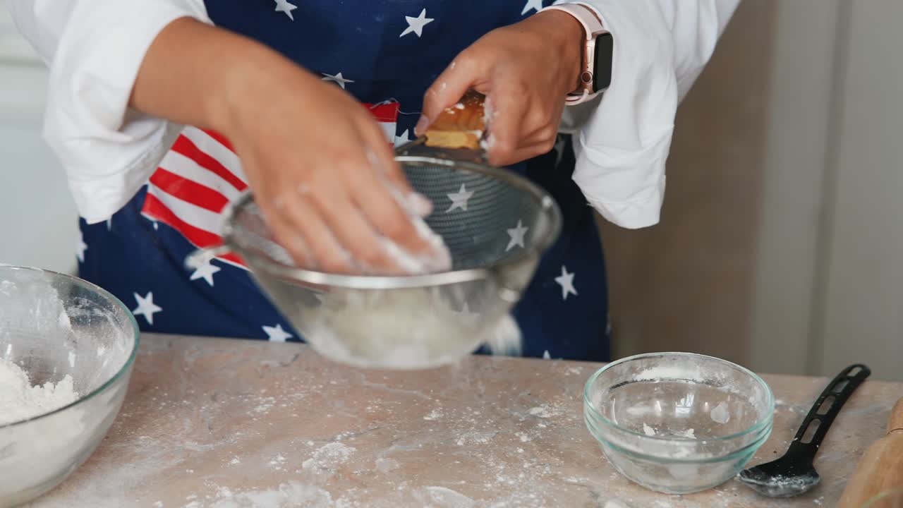 베이킹 을 위해 밀가루 를 는 여자