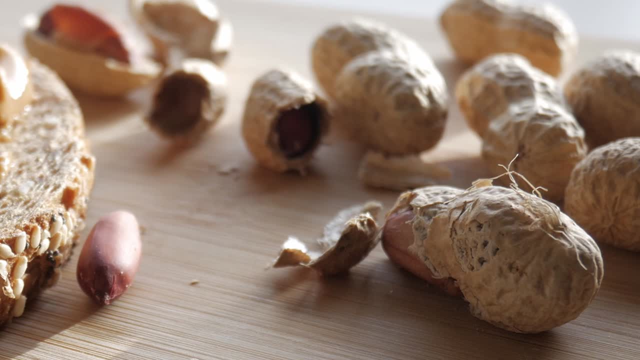 sándwich de mantequilla de maní con maní