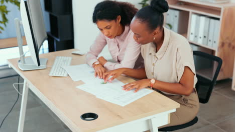 planificación, trabajo en equipo y mujer de negocios en documentos