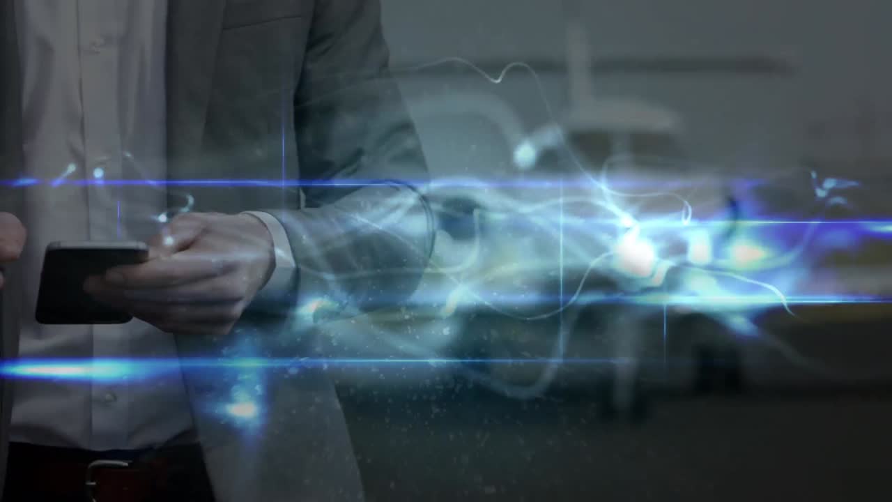 Animazione dell'elaborazione dati su un uomo d'affari caucasico che utilizza uno smartphone