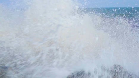 las olas del mar salpican sobre las rocas