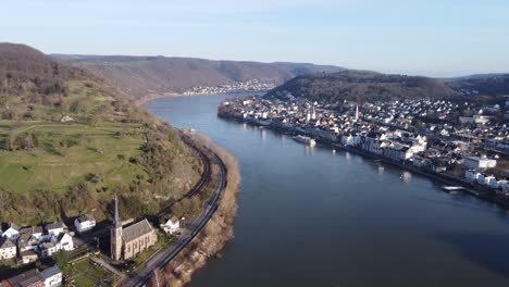 vista de avión no tripulado de la ciudad de boppard en el valle del rin medio, alemania