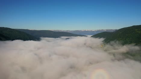 Luftaufnahmen-Schöne-Natur-Norwegen-über-Den-Wolken.