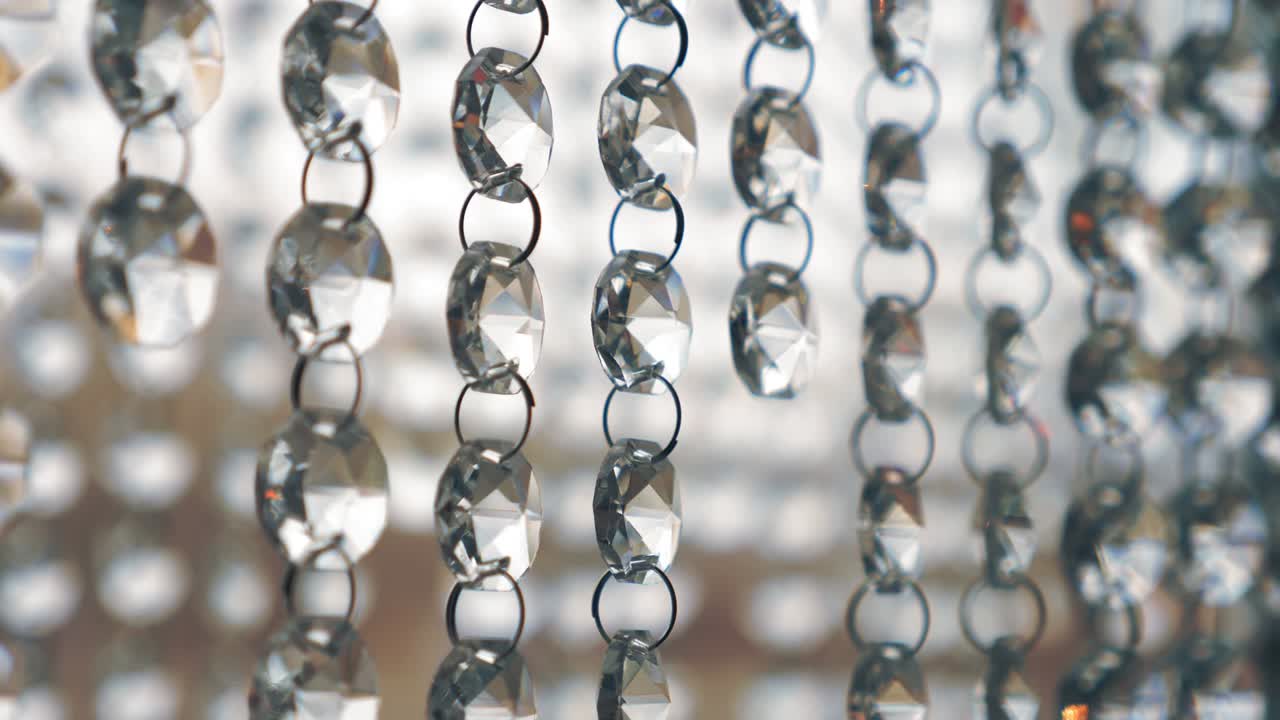 크리스탈 들리어, 반이는 크리스탈, 현대 크리스탈 장식, 클로즈업, 크리스탈 공을 매달고, 빈티지 크리스탈 램프 세부 사항, 다이아몬드, 귀한 돌, 조명