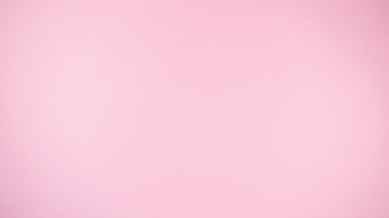 caja de regalos de vacaciones envuelta en papel artesanal y atada con cinta roja se mueve dinámicamente