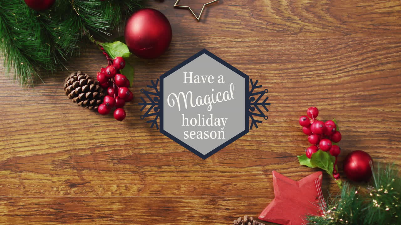 animación de felicitaciones de navidad texto sobre bolas en fondo de madera