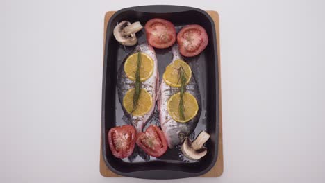 bacalao al horno con limón, tomates y setas