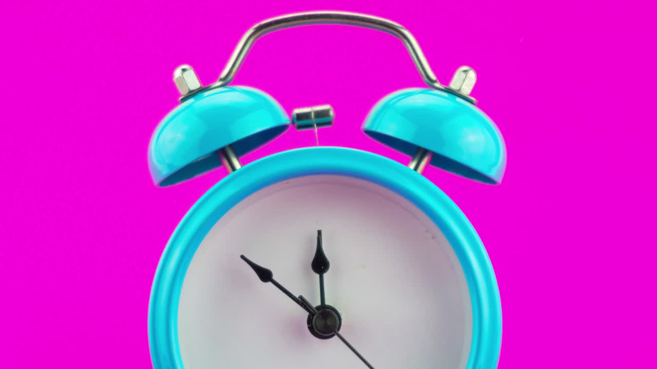 새해 전날 밤 12시, 아름다운 알람 시계의 얼굴, 자정을 나타내는 사랑스러운 새해 축하, 개념 행복한 새해 2022, 인사 비디오 타임 스 스 모션 애니메이션 비디오