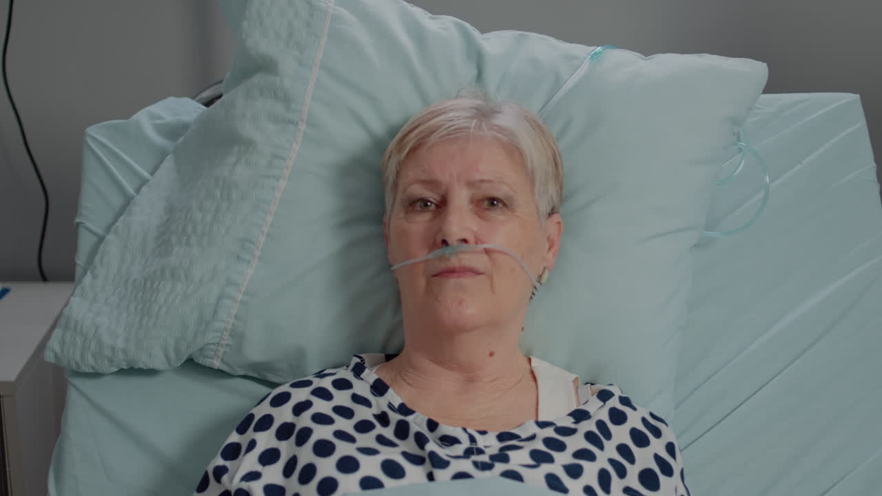 Ritratto di un paziente anziano con una malattia che ha un tubo nasale per l'ossigeno