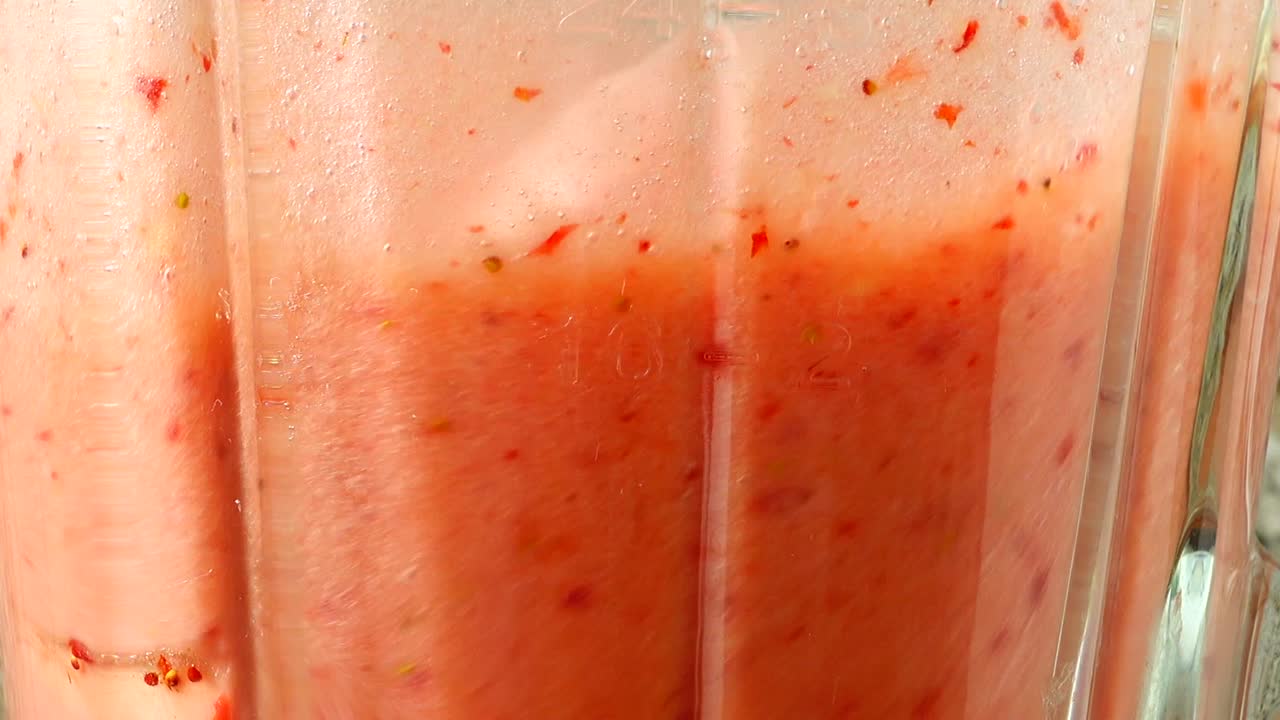 Preparazione di un cocktail nel frullatore con mele, banane e fragole
