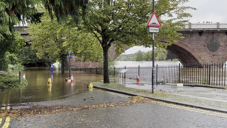 Río-Tay-Inundando-El-Camino-Hacia-El-Norte-Pulgadas-Debajo-Del-Puente-Perth-Smeaton--8