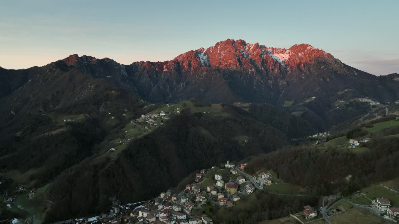 hermosa vista aérea del valle de seriana y sus montañas al amanecer, alpes orobie, bérgamo, italia