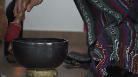 건강한 치유 연습, 명상 세션 및 요가 수업에 사용되어 참가자들이 마음을 가라앉히도록 돕는 티베트 노래 그릇