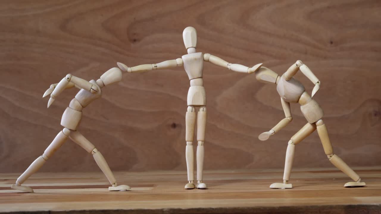 나무 동상 심판이 나무 배경에서 싸움을 멈추고 있습니다.