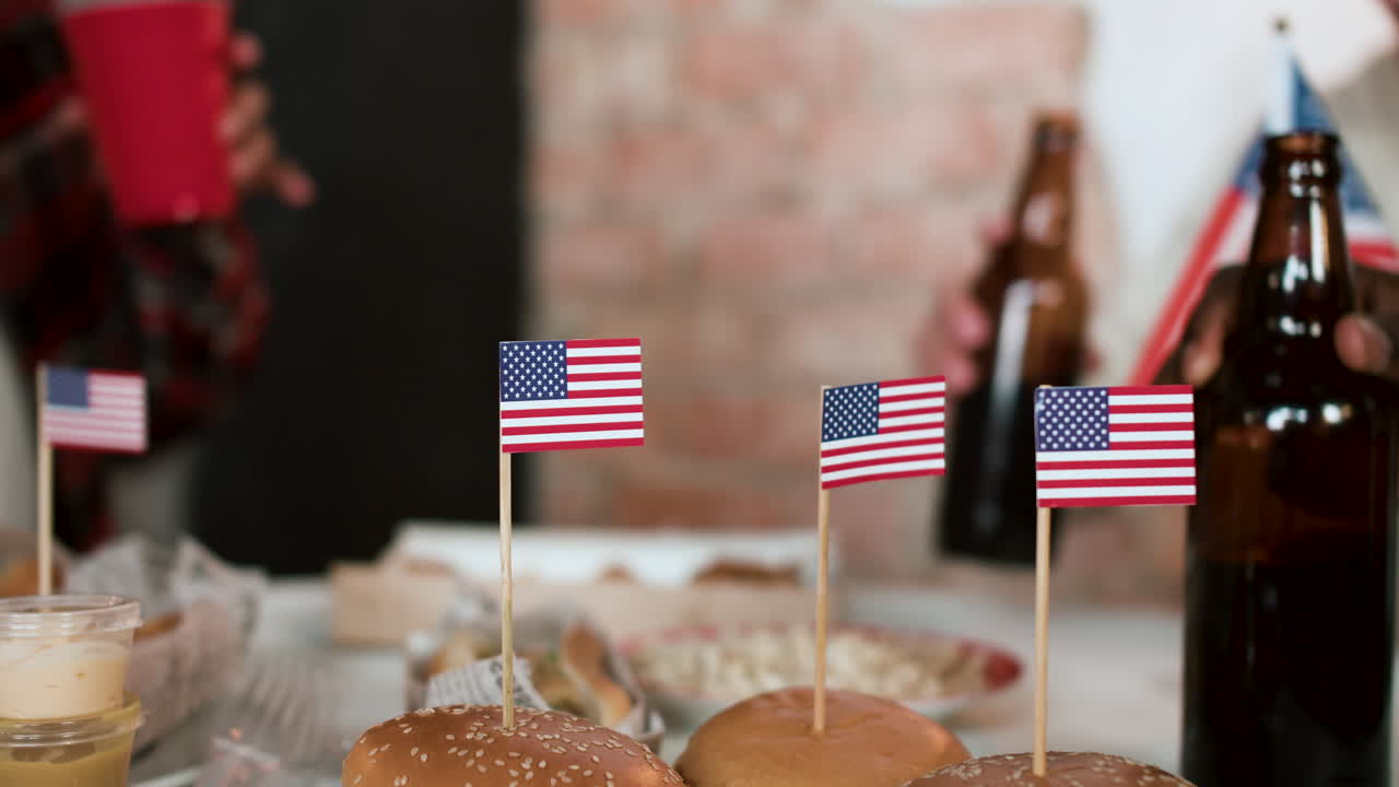 amigos celebrando el 4 de julio.