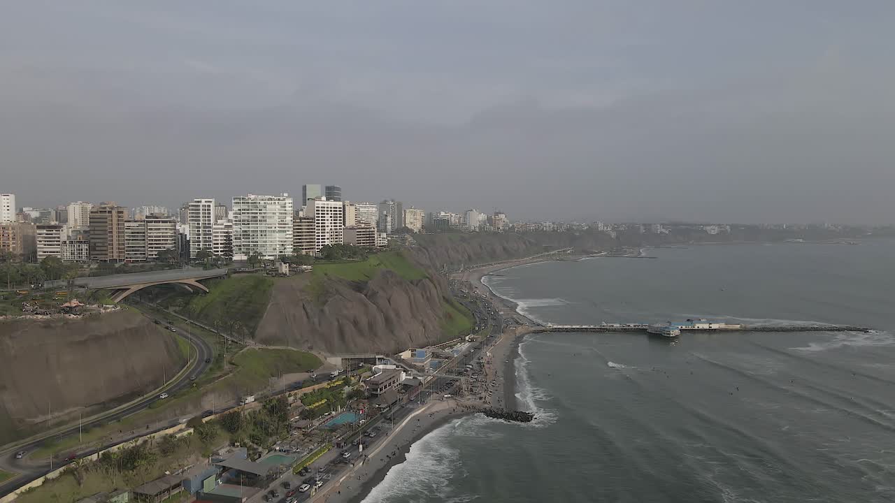 Tebing pantai Pasifik, lalu lintas jalan raya di bawah Miraflores yang berkabut, Peru.