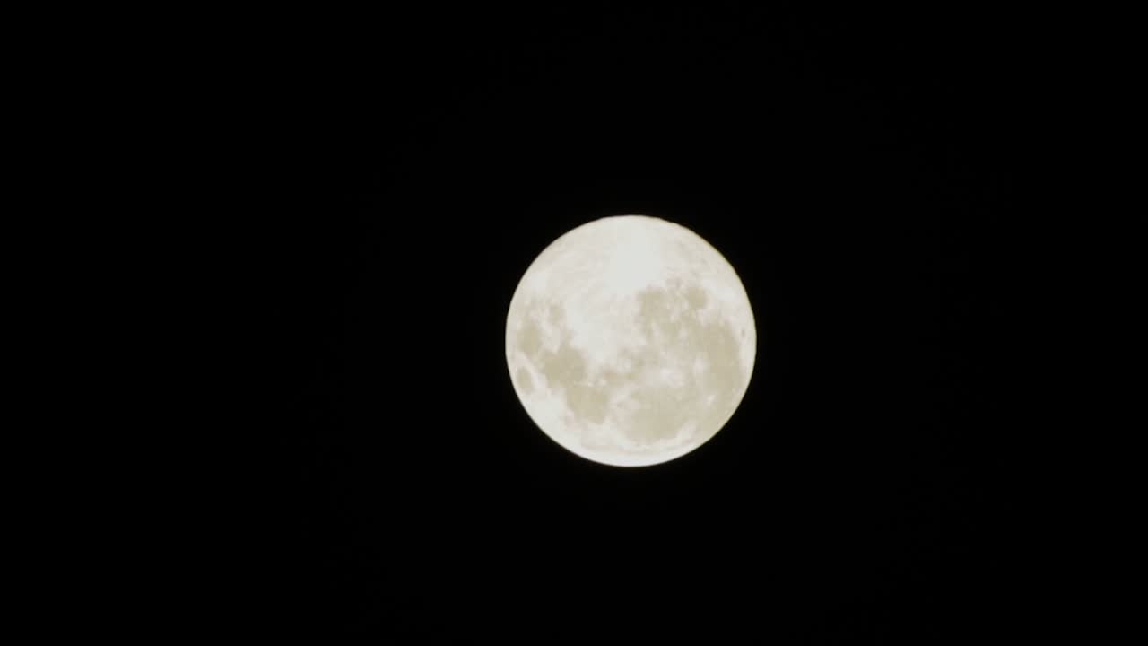 Lua Cheia no Céu Noturno