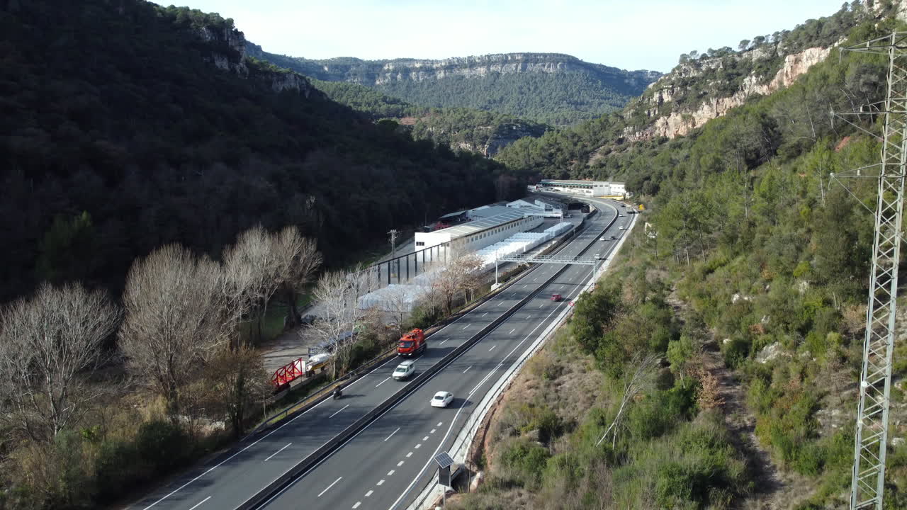 산 계곡 을 가로질러 휘어지는 고속도로