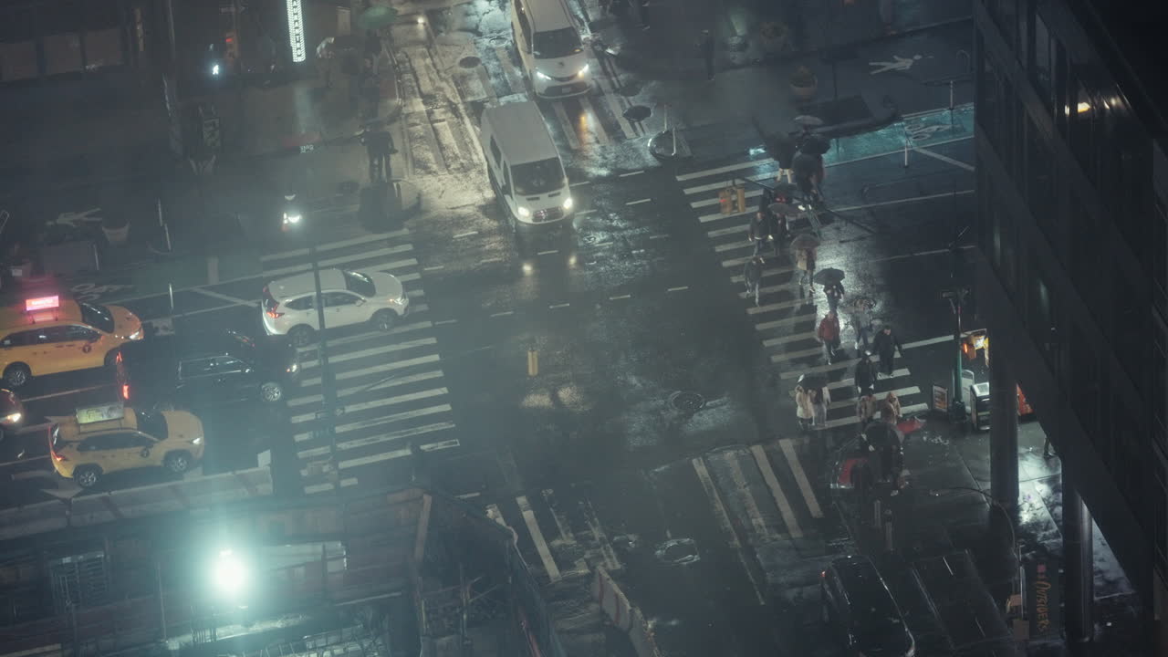 intersección de la ciudad de la noche lluviosa