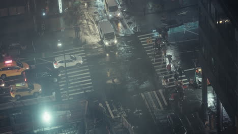 intersección de la ciudad de la noche lluviosa