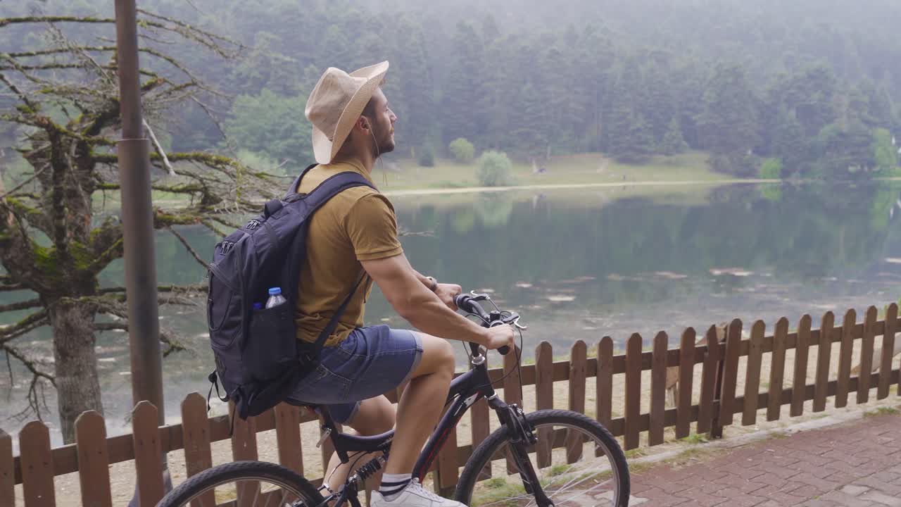Uomo turista in viaggio in bicicletta