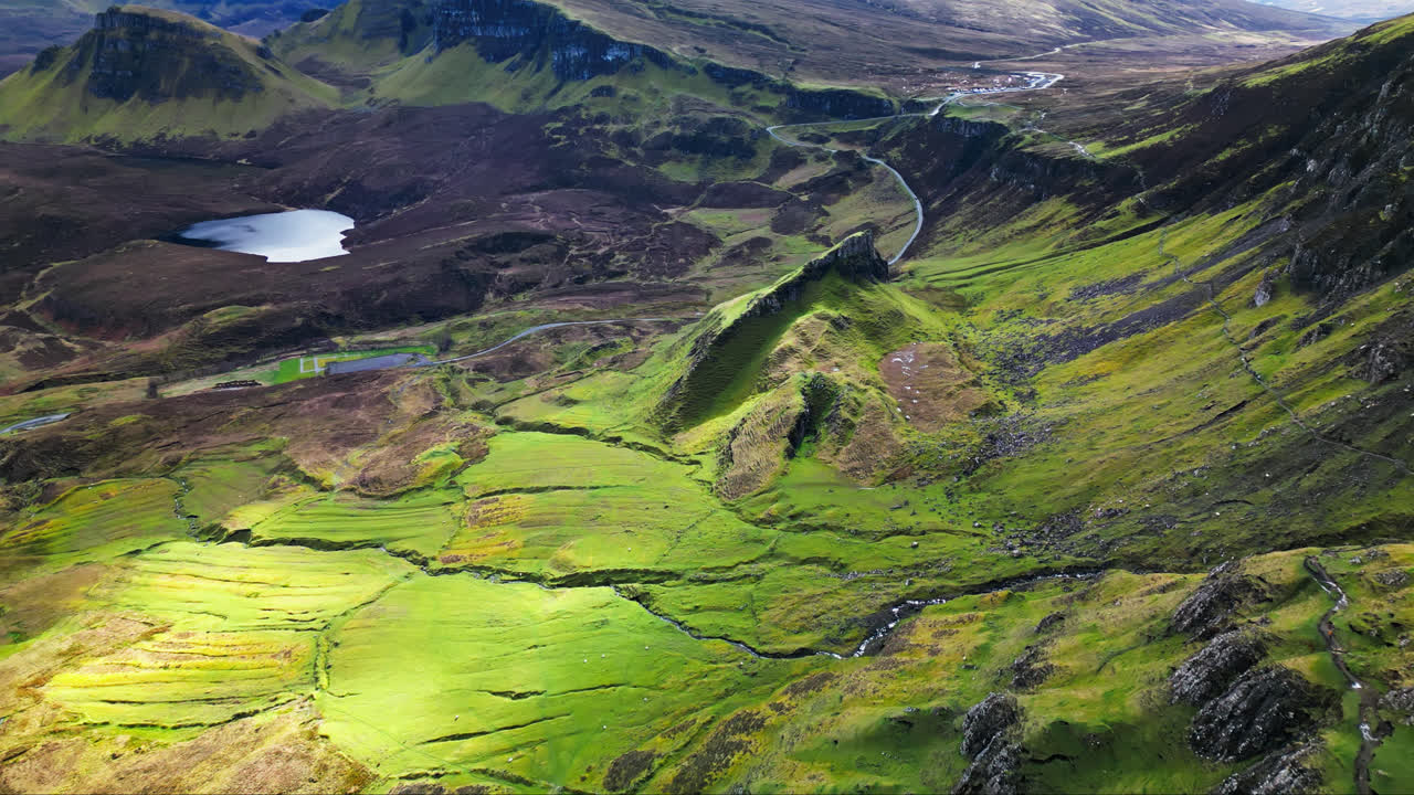 el lago alpino se encuentra en la base de la pendiente del dedo en las tierras altas escocesas con patrones de luz manchada