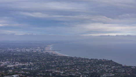 Timelapse-Del-Atardecer-De-Santa-Monica-Y-El-Muelle-De-Santa-Monica-Desde-Pacific-Palisades