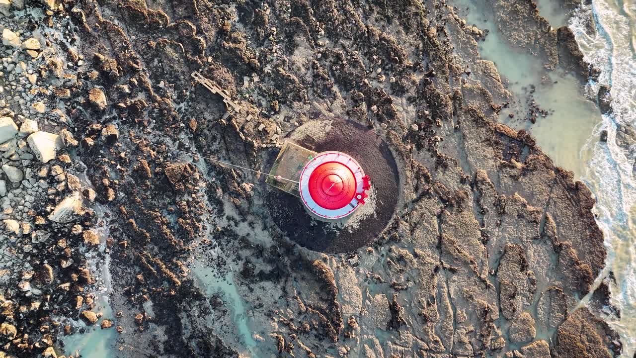 Drone footage of Beachy Head Lighthouse and rocky coastline in Sussex, England. Stunning bird’s-eye view ascending over the lighthouse — perfect for travel, nature, and landscape projects.