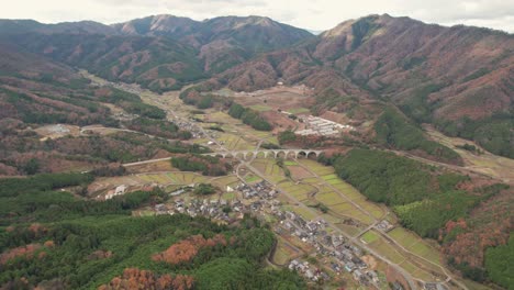 Japanische-Landschaft-Panorama-Drohnenansicht-Der-Stadt-Asago-Hyogo,-Takeda-Burgruinen