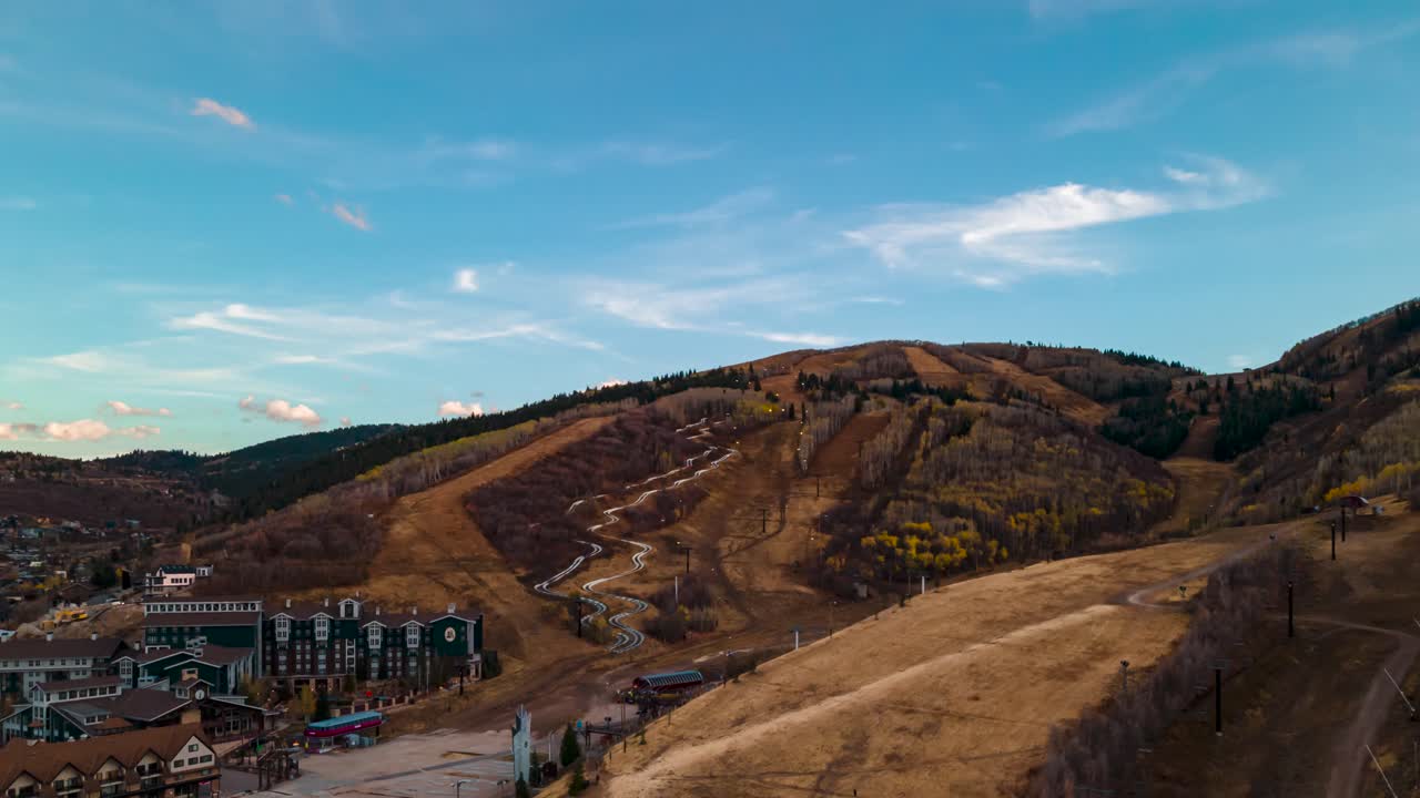 가을의 스키 리조트와 산악 지역을 가로지르는 공중 하이퍼랩스 및 클라우드스케이프