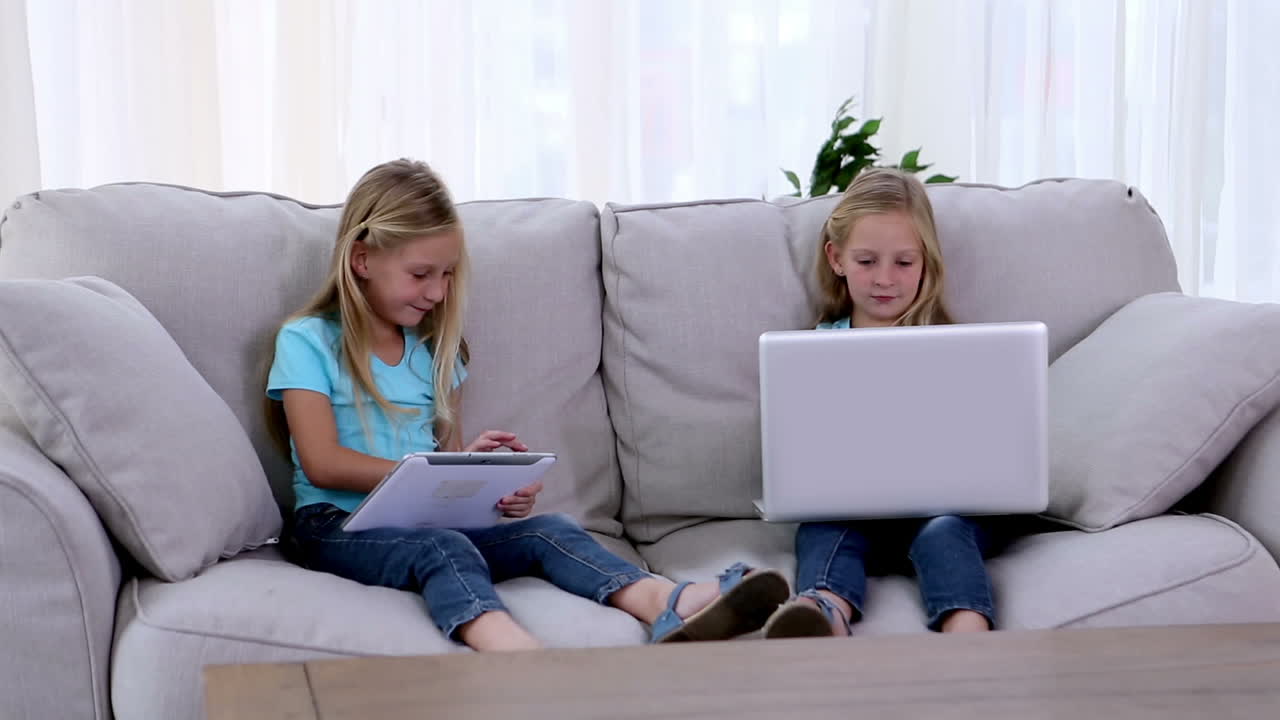 hermanas usando computadoras portátiles y tabletas