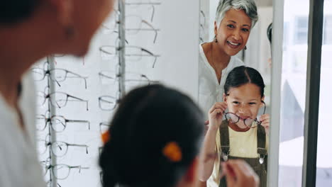 Woman,-child-and-mirror-for-eyeglasses