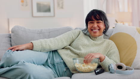 Comiendo-Palomitas-De-Maíz,-Viendo-La-Televisión