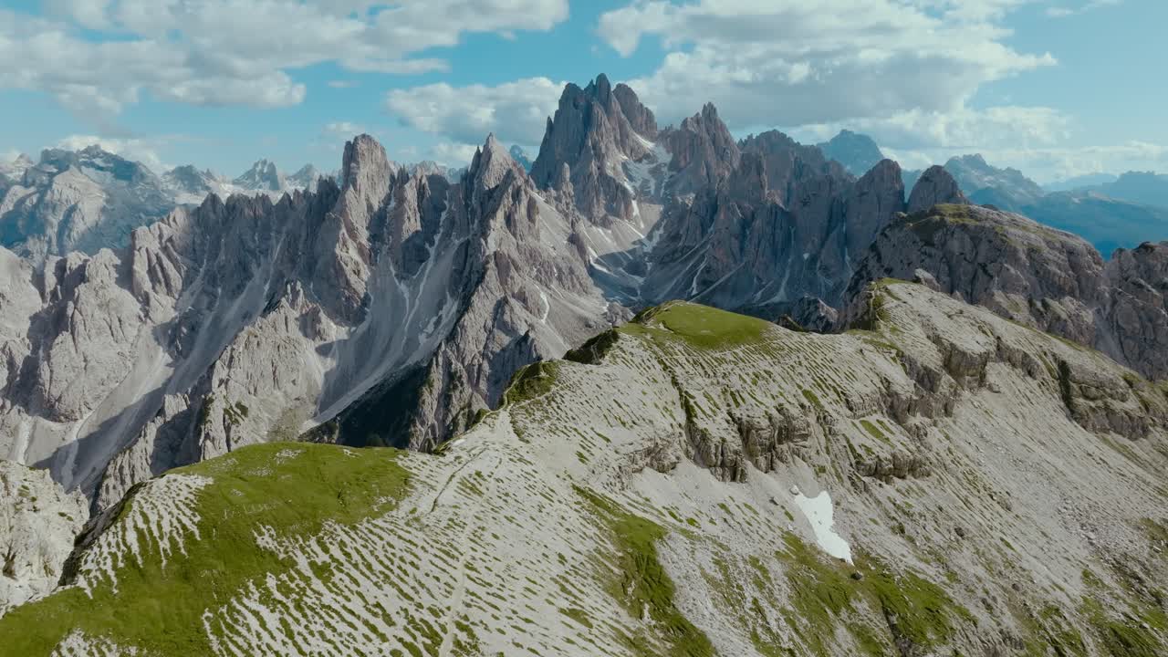 toma aérea de drones de los alpes dolomitas en tre cime di lavaredo italia, 4k