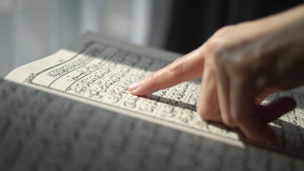 hombre musulmán leyendo el corán en la mezquita, de cerca