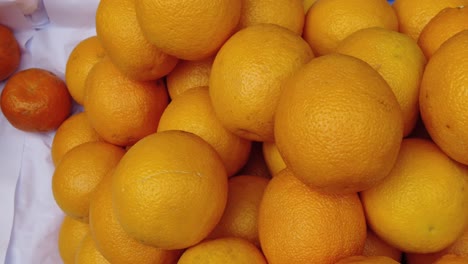 Close-up-of-slice-of-orange-fruit-in-a-bowl