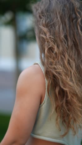 mulher com cabelo encaracolado.