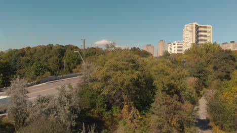 color de otoño sobre don valley parkway toronto ontario canadá