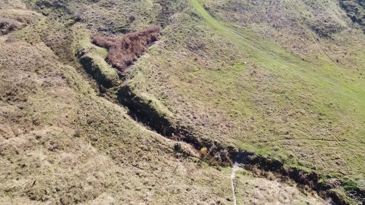 vista aérea de las colinas del país al atardecer en la temporada de otoño