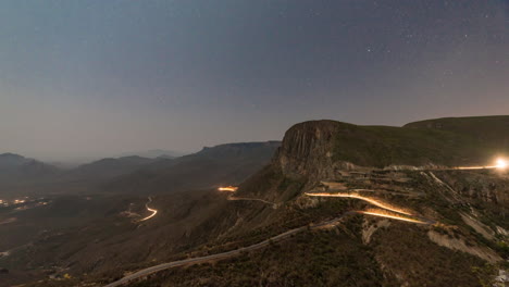 lapso de tiempo nocturno, en la serra da leba, namibe, angola, áfrica