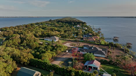 Merritt-Island,-Florida,-Luftaufnahme-V13,-Überflug-Eines-Wohlhabenden-Wohnviertels-Zwischen-Indian-River-Und-Banana-River,-Aufnahme-Von-Luxuriösem-Wohnen-Am-Wasser-Und-üppigem-Grün-–-Aufgenommen-Mit-Mavic-3-Cine-–-März-2022