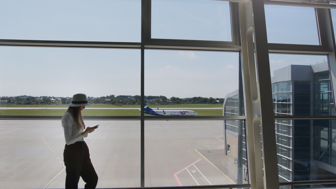 공항에서 비행기를 기다리는 여자