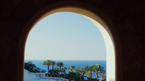 Das-Fenster-Mit-Blick-Auf-Das-Meer-Und-Den-Strand-Mit-Palmen