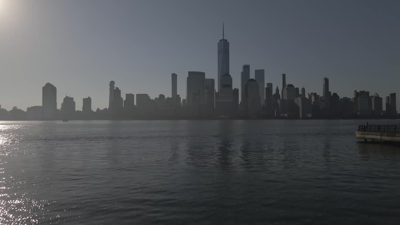 Horizonte de la ciudad de Nueva York desde el otro lado del río