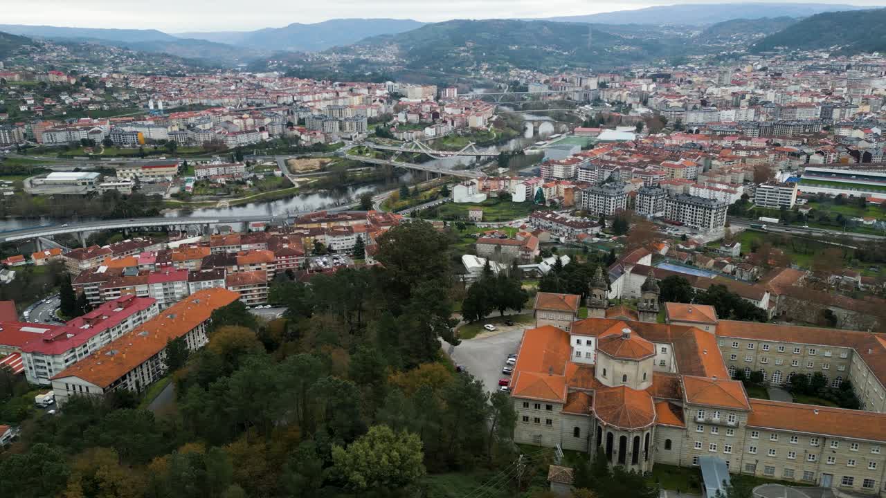 Vista aerea del fiume di Ourense e dei ponti che conducono al seminario cattolico sulla collina