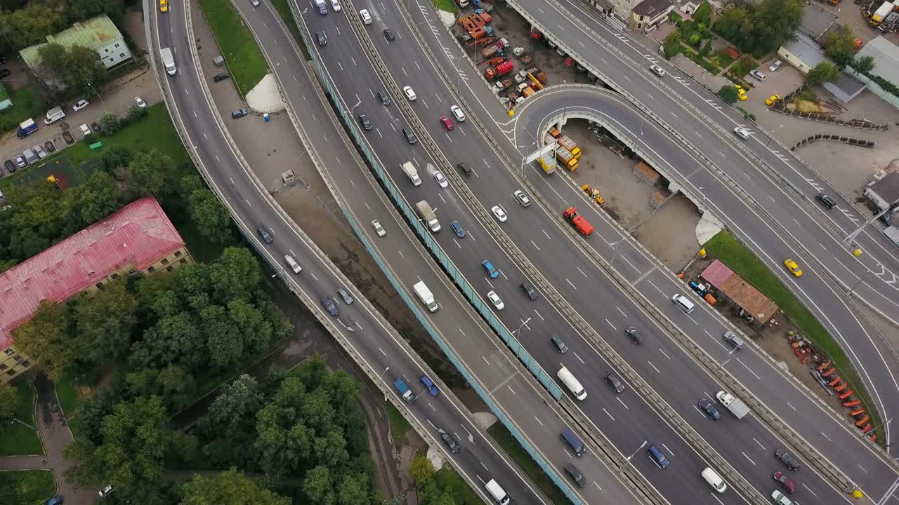러시아 모스크바 시의 낮 시간 교통, 도로 교차로, 고리, 공중 파노라마, 4k