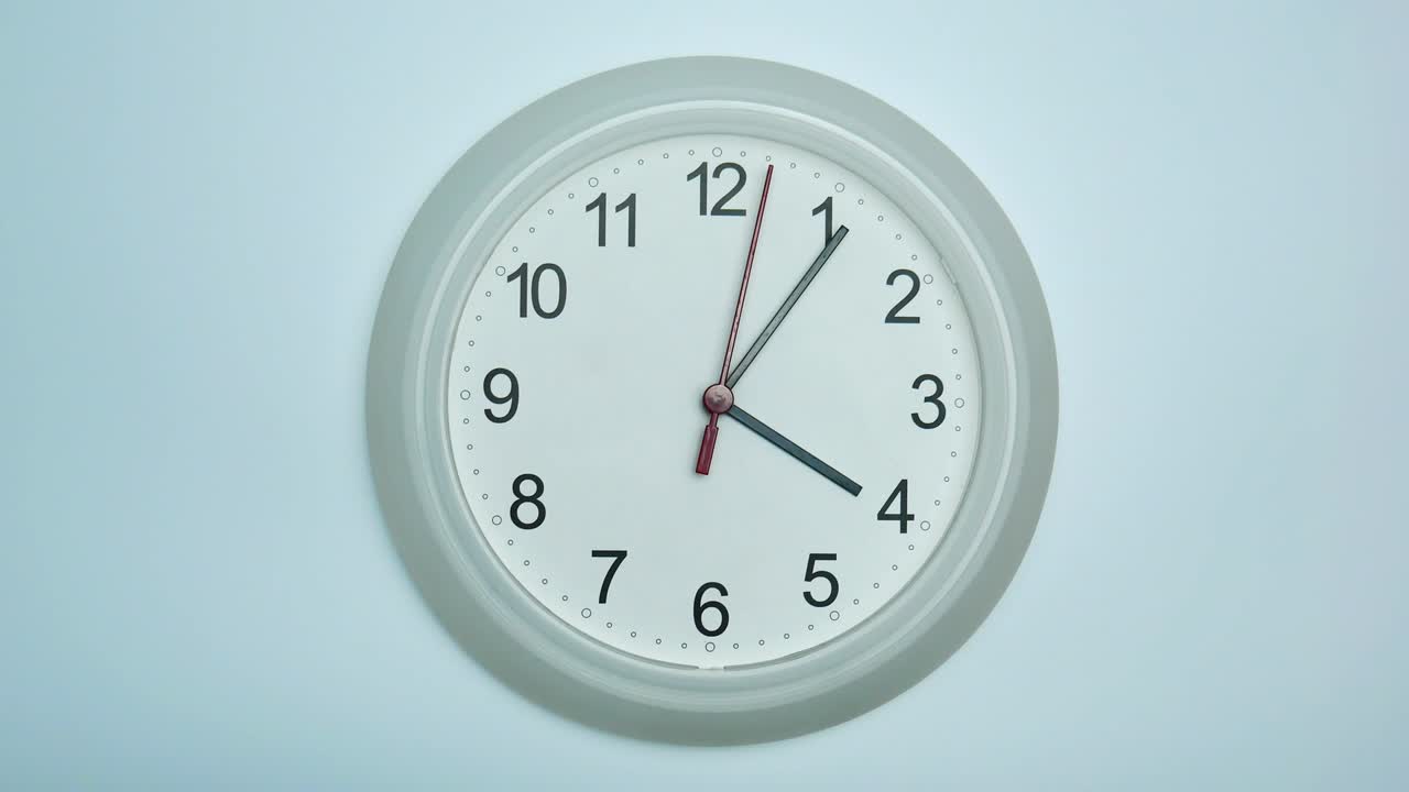 Orologio da parete bianco che segna le 16:05