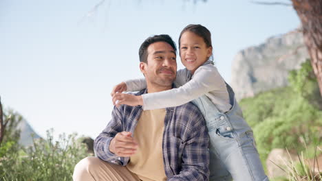 Amor,-Abrazo-Y-Rostro-De-Padre-Con-Niña.