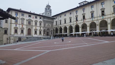 Turista-En-El-Palazzo-Della-Fraternita-Dei-Laici-En-La-Gran-Plaza-De-Arezzo,-Toscana,-Italia