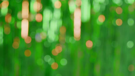 desfocalizado fotograma completo disparo de fondo de oropel verde y dorado en el estudio para el día de san patricio
